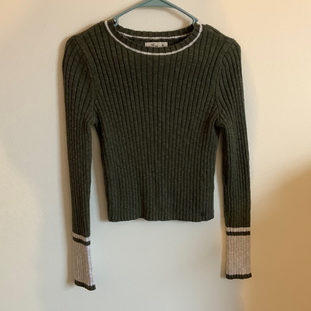 Dark army green, crop sweater! Super cute great for fall/winter, size medium.